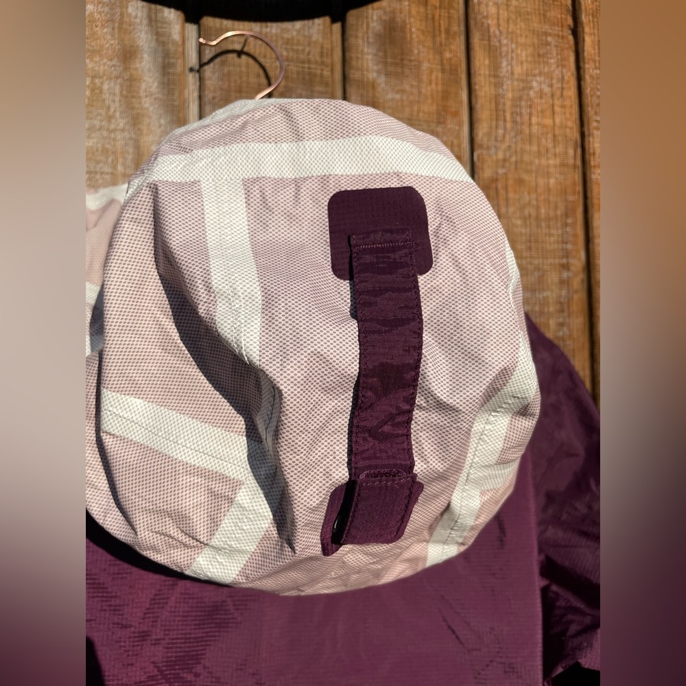 PATAGONIA WOMENS MEDIUM PLUM COLORED RAIN JACKET - Picture 4 of 11